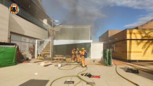 Bomberos trabajando en un incendio en un local en el centro comercial Bonaire