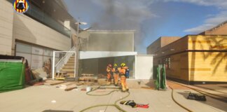 Bomberos trabajando en un incendio en un local en el centro comercial Bonaire