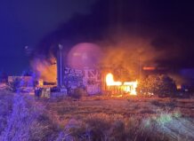 Un incendio calcina una nave industrial abandonada de las antiguas bodegas Vinival en la Patacona Incendio en una nave industrial abandonada en Alboraia con llamas y humo