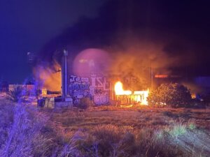 Incendio en una nave industrial abandonada en Alboraia con llamas y humo