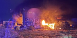 Incendio en una nave industrial abandonada en Alboraia con llamas y humo