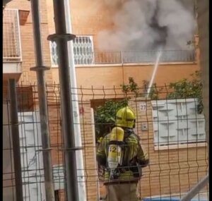 Bombero apagando un incendio en una vivienda adosada en Alboraya