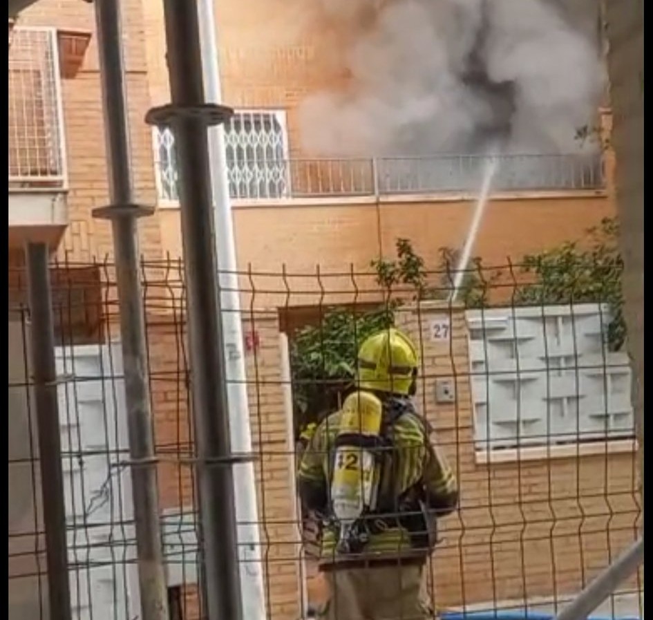 Bombero apagando un incendio en una vivienda adosada en Alboraya
