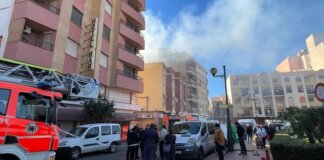 Bomberos y vehículos de emergencia en el lugar del incendio en València