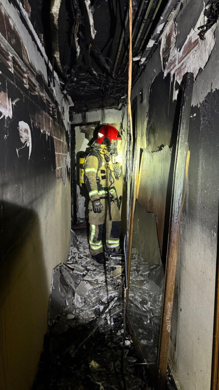 Bombero en un pasillo dañado por un incendio en València