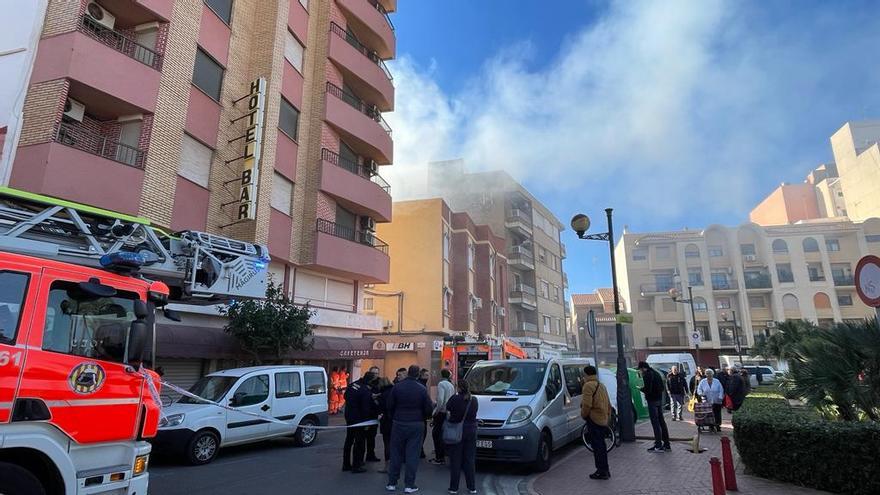 Bomberos y vehículos de emergencia en el lugar del incendio en València