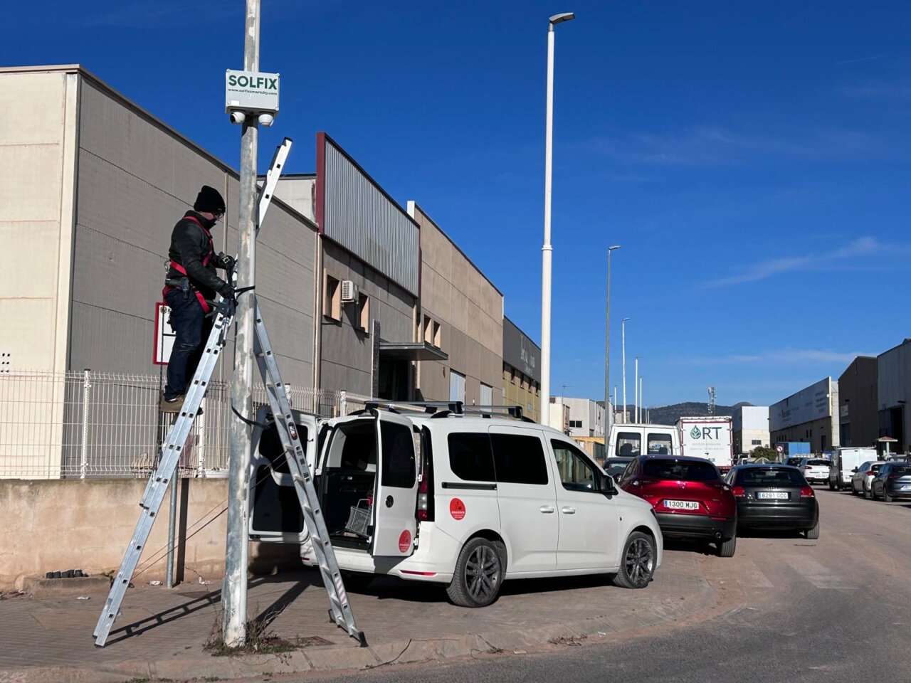 Se instalan cámaras de videovigilancia en los polígonos de Moncada para mejorar la seguridad.