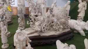 Piezas de marfil tallado incautadas por la Guardia Civil en Valencia