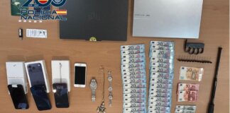 Objetos confiscados por la policía nacional incluyendo dinero y dispositivos electrónicos