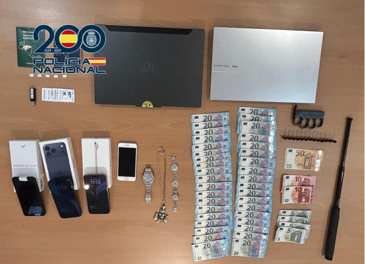 Objetos confiscados por la policía nacional incluyendo dinero y dispositivos electrónicos