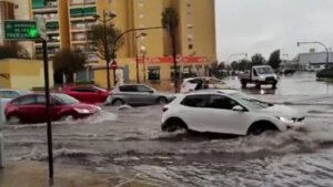 Inundaciones en Valencia con coches en calles anegadas por agua