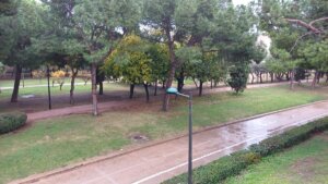 Vista del jardín del Turia cerrado por lluvias en Valencia