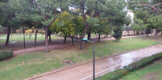 Vista del jardín del Turia cerrado por lluvias en Valencia
