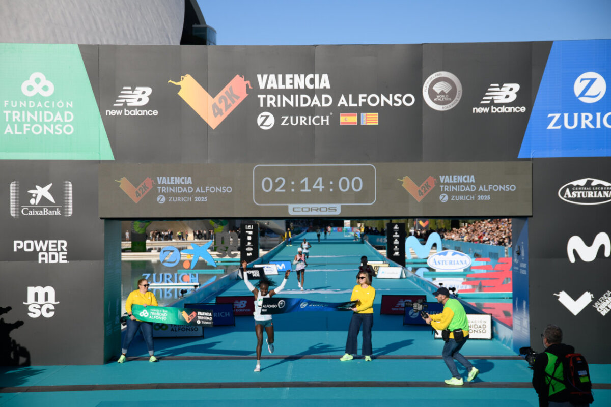 Jepkosgei cruzando la meta en el Maratón Valencia 2025