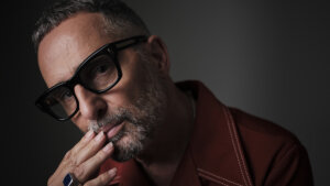 Jorge Drexler en una sesión fotográfica con un fondo oscuro