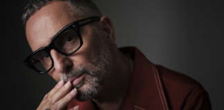 Jorge Drexler en una sesión fotográfica con un fondo oscuro