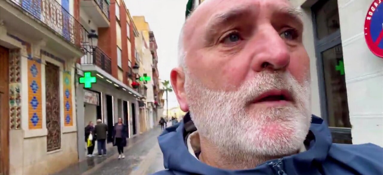 El chef José Andrés durante su visita a Paiporta para reclamar urgencia en obras