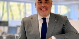 José Vicente Berlanga, expresidente de Enusa, en una oficina moderna.