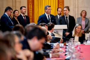 Juan Ramón Adsuara expone una iniciativa juvenil a los Reyes de España.