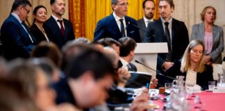 Juan Ramón Adsuara expone una iniciativa juvenil a los Reyes de España.