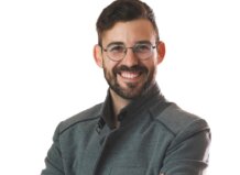 Retrato de Julio Álvarez Marín sonriendo con chaqueta gris