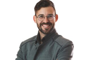 Retrato de Julio Álvarez Marín sonriendo con chaqueta gris