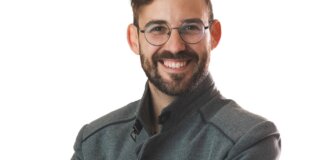 Jo soc exactament el que veus i tot allò que tems darrere Retrato de Julio Álvarez Marín sonriendo con chaqueta gris