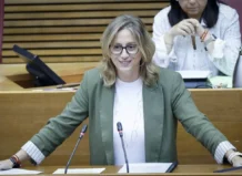 Laura Chulià, síndica adjunta del Partido Popular, durante una intervención en Les Corts Valencianes.