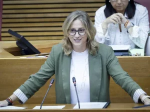Laura Chulià, síndica adjunta del Partido Popular, durante una intervención en Les Corts Valencianes.
