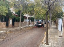 Picanya reforzó la vigilancia y la limpieza durante el episodio de alerta por lluvias Vehículo de limpieza en una calle de Picanya con hojas caídas