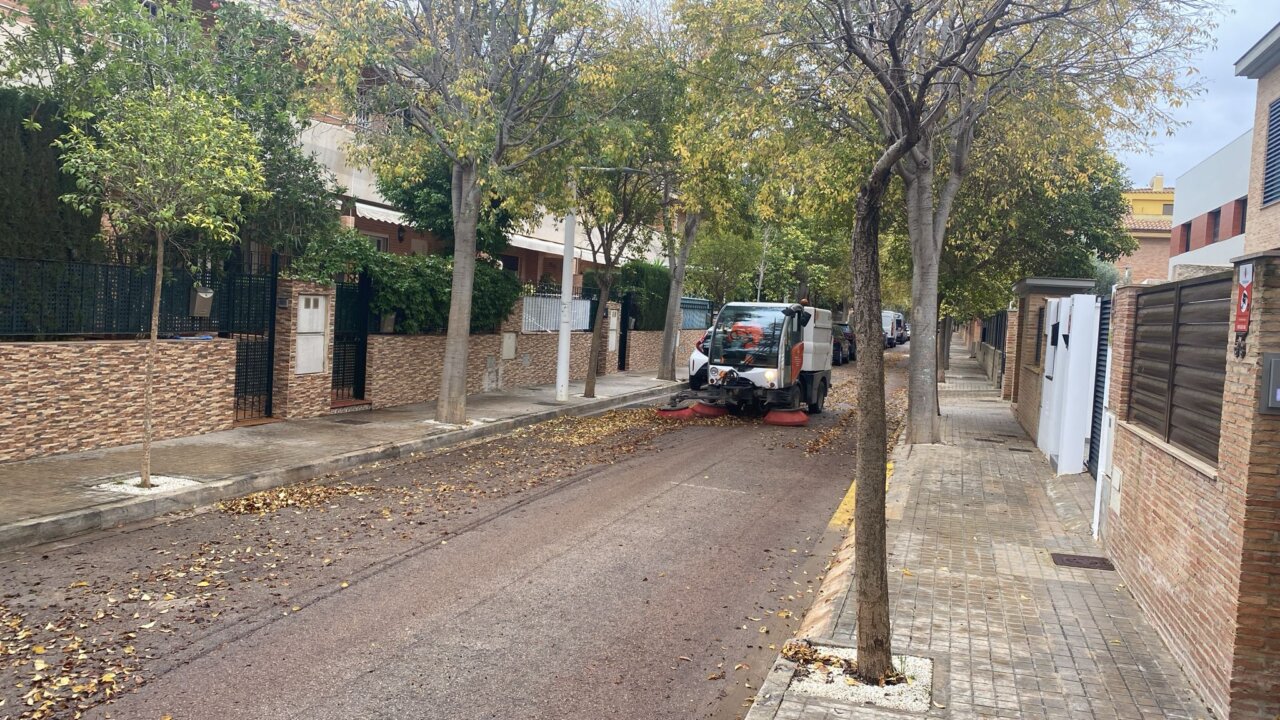 Vehículo de limpieza en una calle de Picanya con hojas caídas