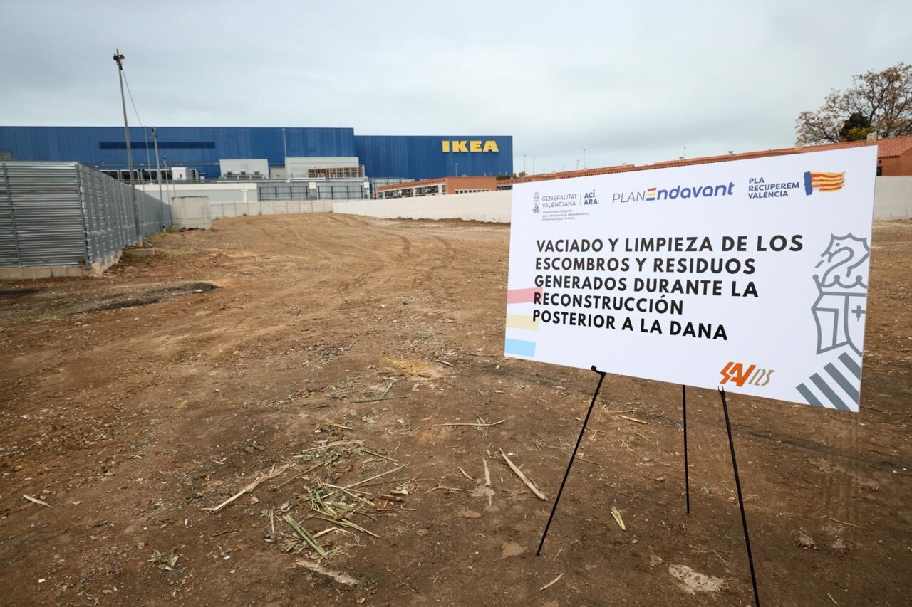 Cartel informativo sobre limpieza de escombros en Alfafar junto a IKEA