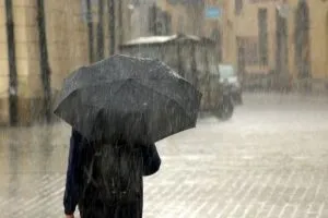 Persona con paraguas caminando bajo la lluvia intensa en Quart de Poblet