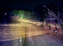 La Policía Local de Torrent pide no circular por los caminos de Fatxardet tras caer una tromba de agua Camino inundado por lluvia torrencial en Torrent durante la noche