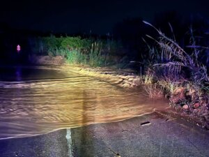 Camino inundado por lluvia torrencial en Torrent durante la noche