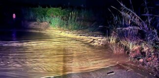 Camino inundado por lluvia torrencial en Torrent durante la noche