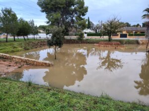 Acumulación de agua en el Barranco del Rubio tras lluvias recientes en Paterna