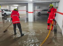 La intensa lluvia inunda de nuevo la zona 0 de la DANA Bomberos trabajando en un garaje inundado por lluvias intensas