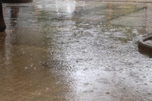 Pavimento inundado por lluvias intensas en Quart de Poblet