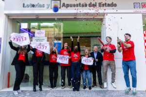 Celebración de ganadores de la Lotería Castillo de Alaquás con premios en mano