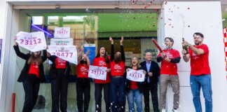 Celebración de ganadores de la Lotería Castillo de Alaquás con premios en mano