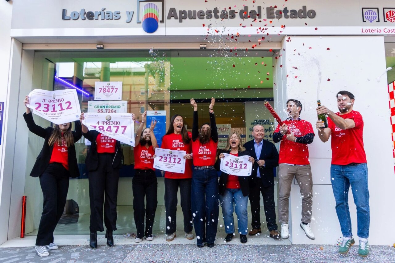 Celebración de ganadores de la Lotería Castillo de Alaquás con premios en mano