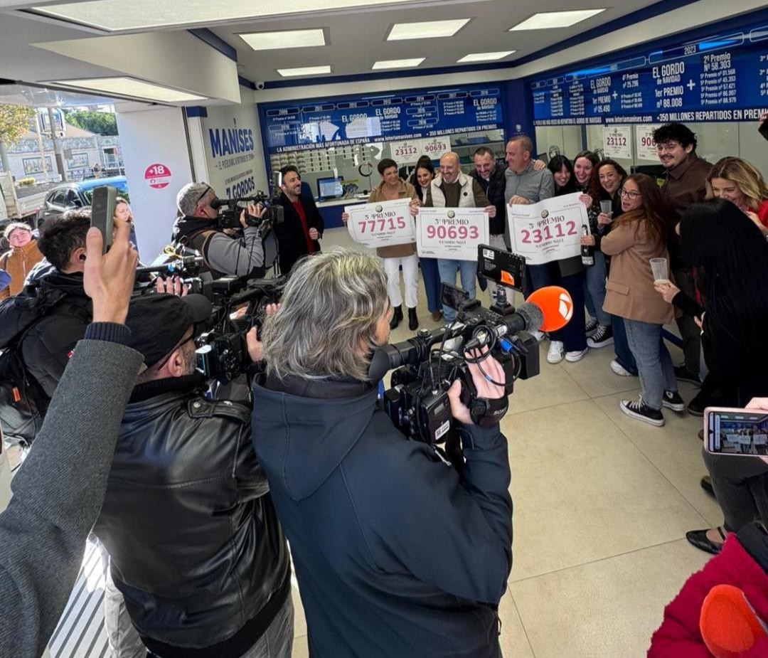 Celebración en la administración Lotería Manises tras el sorteo de Navidad 2025