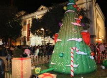 El espíritu navideño toma Quart de Poblet con un programa repleto de actividades y celebraciones Árbol de Navidad inflable en Quart de Poblet durante las celebraciones navideñas.