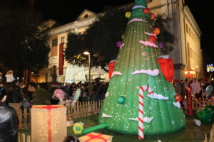 Árbol de Navidad inflable en Quart de Poblet durante las celebraciones navideñas.