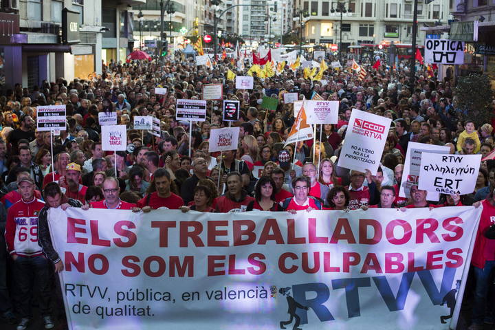 Multitudinaria manifestación en Valencia exigiendo derechos de vivienda.