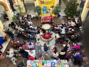 Inauguración del Festival de Literatura Infantil y Juvenil en Manises con niños y adultos.