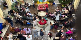 Inauguración del Festival de Literatura Infantil y Juvenil en Manises con niños y adultos.