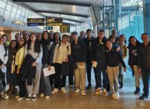 Manuela Picazo, vicedirectora del IES Sedaví, Premio Nacional de Calidad de Proyectos Erasmus+ del SEPIE Grupo de estudiantes y profesores en el aeropuerto para un proyecto Erasmus+