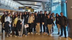 Grupo de estudiantes y profesores en el aeropuerto para un proyecto Erasmus+